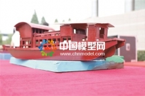 學(xué)生黨員制作紅色模型，弘揚紅船精神
